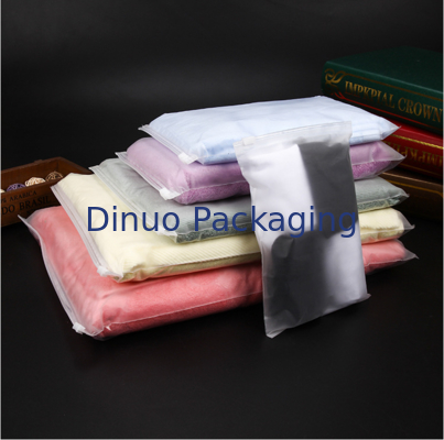 Προσαρμοσμένες αυτοσφραγιζόμενες τσάντες φερμουάρ CPE με τυπωμένο λογότυπο Ματ πλαστική τσάντα με φερμουάρ